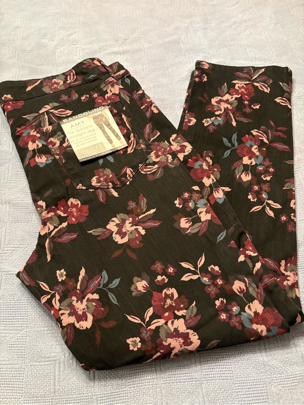NWT Bandolino Floral Straight-Leg Jeans in Black with floral print. Size 18